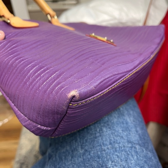 Dooney & Bourke Purple Leather crossbody, 9.5x7.5x3”, EUC, corners rubbed color - Picture 4 of 6